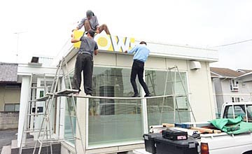 LEDチャンネル文字、自立看板、袖看板、箱文字、壁面サイン、スタンド型看板、カッティングシート、インクジェットシートや室内装飾、車両ラッピング、横断幕や懸垂幕、各種ノベルティなど、サインにかかわることのイメージ